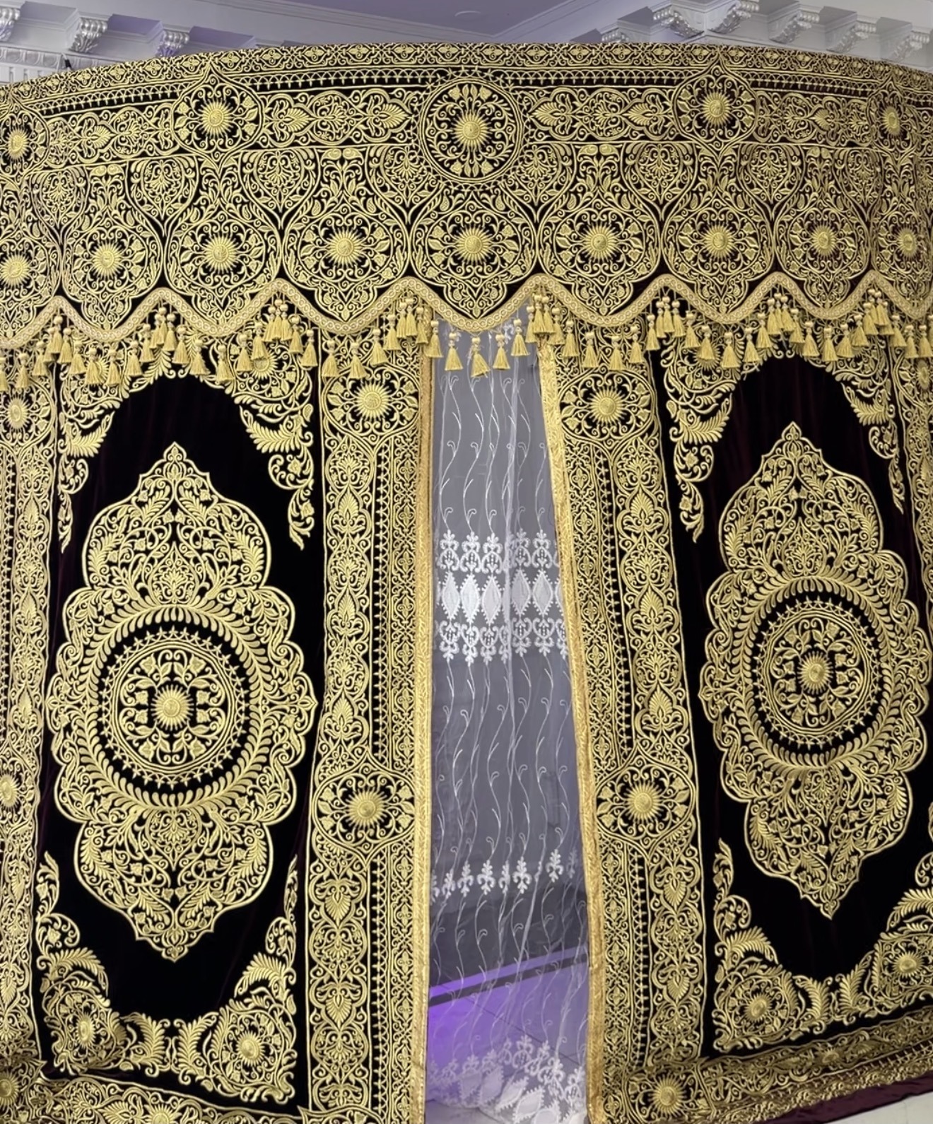 Traditional Uzbek Zar Sarpo and Chimildiq wedding decor